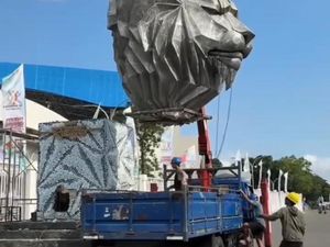 Patung Kepala Singa di Stadion Kanjuruhan Dipindah Jelang Porprov Jatim Patung Kepala Singa di Stadion Kanjuruhan Dipindah Jelang Porprov Jatim