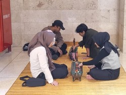 Pengunjung TMII Nostalgia Bermain Dakon, Berharap Pengelola Sediakan Egrang