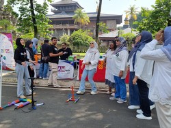 TMII Ramai Saat Libur Panjang, Pengunjung Mencoba Luncurkan Roket
