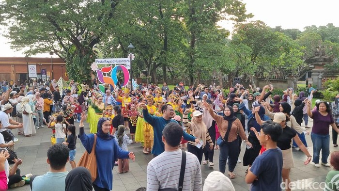 Pengunjung TMII Goyang Gemu Famire Pengunjung TMII Goyang Gemu Famire
