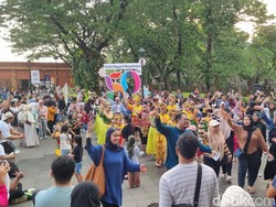 Seru-seruan Pengunjung TMII Goyang Gemu Famire Tutup Wisata Hari Ini