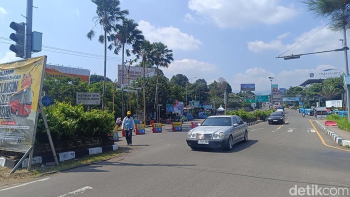 Polisi menerapkan one way Puncak arah Jakarta, Sabtu (31/5/2025) siang ini. Polisi menerapkan one way Puncak arah Jakarta, Sabtu (31/5/2025) siang ini.
