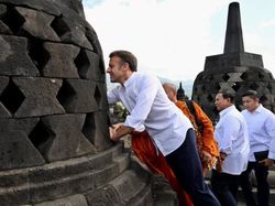Video: Aksi Kunto Bimo Presiden Macron-Letkol Teddy di Borobudur