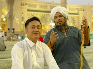 Kebahagiaan Manajer Diberangkatkan Haji oleh Raffi Ahmad Kebahagiaan Manajer Diberangkatkan Haji oleh Raffi Ahmad