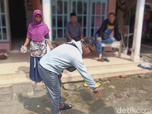 Video: Perampok Gasak Motor Usai Bacok Bapak dan Sekap Anak di Probolinggo Video: Perampok Gasak Motor Usai Bacok Bapak dan Sekap Anak di Probolinggo