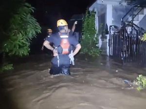 Jembrana Diterjang Banjir, Rumah Terendam-Warga Mengungsi Jembrana Diterjang Banjir, Rumah Terendam-Warga Mengungsi