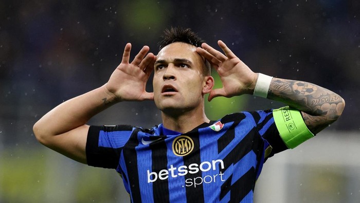 FILE PHOTO: Soccer Football - Champions League - Quarter Final - Second Leg - Inter Milan v Bayern Munich - San Siro, Milan, Italy - April 16, 2025 Inter Milans Lautaro Martinez celebrates scoring their first goal REUTERS/Claudia Greco/File Photo