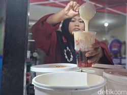 Mantul! Jajan Bakso Bakar Samurai dan Es Teler Lumer Creamy di Jalan Semangka