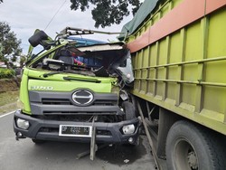 Truk Muat Semen Tabrak Truk Parkir di Luwu Utara gegara Sopir Mengantuk
