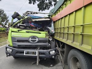 Truk Muat Semen Tabrak Truk Parkir di Luwu Utara gegara Sopir Mengantuk Truk Muat Semen Tabrak Truk Parkir di Luwu Utara gegara Sopir Mengantuk