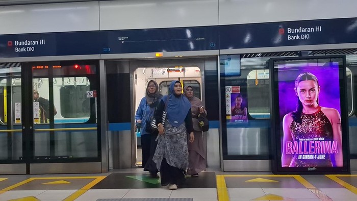 Warga Bekasi jajal MRT Jakarta pertama kali