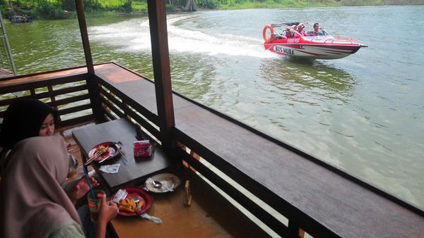 Serunya Keliling Bendungan Logung di Kudus Pakai Speedboat