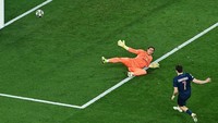 Les Parisiens mencetak gol keempatnya di final lewat Kvicha Kvratskhelia. Melaju sendirian dari tengah lapangan, ia dengan tenang memperdayai Sommer di menit ke-63 (Foto: dpa/picture alliance via Getty I/picture alliance)