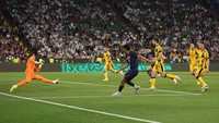 Pesta gol PSG ke gawang Inter Milan ditutup oleh Senny Mayulu pada menit ke-86. Sepakan keras Mayulu dari sudut sempit menggetarkan jala Si Ular untuk kelima kalinya di final Liga Champions 2024/2025. (Foto: Getty Images/Carl Recine)