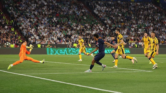 2217999668 MUNICH, GERMANY - MAY 31: Senny Mayulu of Paris Saint-Germain scores his team's fifth goal past Yann Sommer of FC Internazionale during the UEFA Champions League Final 2025 between Paris Saint-Germain and FC Internazionale Milano at Munich Football Arena on May 31, 2025 in Munich, Germany. (Photo by Carl Recine/Getty Images)