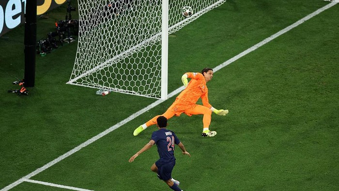 2217999897 MUNICH, GERMANY - MAY 31: Senny Mayulu of FC Paris Saint Germain scoring his teams fifth goal duringthe UEFA Champions League Final 2025 between Paris Saint-Germain and FC Internazionale Milano at Munich Football Arena on May 31, 2025 in Munich, Germany. (Photo by Christina Pahnke - sampics/Corbis via Getty Images)