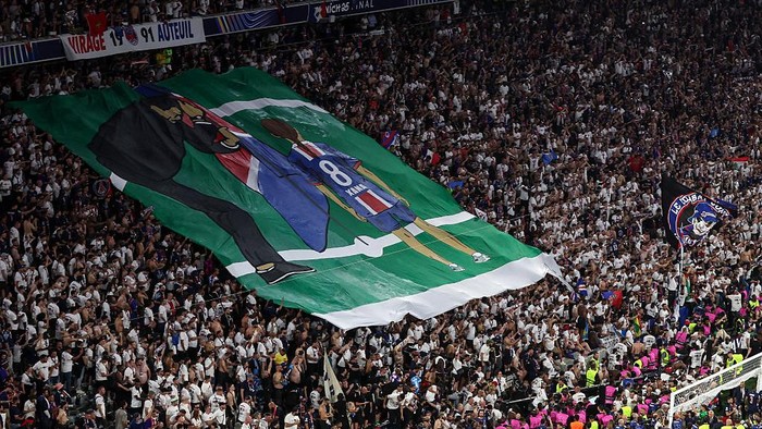 2218014025 MUNICH, GERMANY - MAY 31: Fans of Paris Saint-Germain display a banner in tribute to Xana Martinez, Daughter of Luis Enrique, who passed away on the 29th of August 2019 following the UEFA Champions League Final 2025 between Paris Saint-Germain and FC Internazionale Milano at Munich Football Arena on May 31, 2025 in Munich, Germany. (Photo by Christina Pahnke - sampics/Corbis via Getty Images)