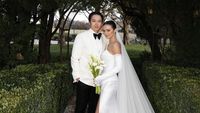 8 Foto Pernikahan Amanda Rawles-Adriel, Cantik Dengan Gaun Berbelahan Tinggi