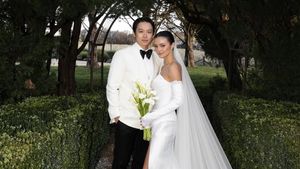 8 Foto Pernikahan Amanda Rawles-Adriel, Cantik Dengan Gaun Berbelahan Tinggi