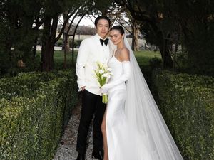 8 Foto Pernikahan Amanda Rawles-Adriel, Cantik Dengan Gaun Berbelahan Tinggi 8 Foto Pernikahan Amanda Rawles-Adriel, Cantik Dengan Gaun Berbelahan Tinggi
