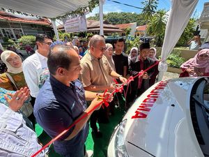 Andre Rosiade Serahkan Bantuan Ambulans ke Masjid Al Iman di Padang Andre Rosiade Serahkan Bantuan Ambulans ke Masjid Al Iman di Padang