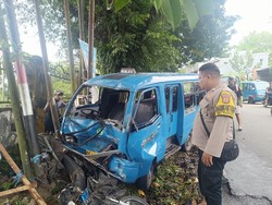 Angkot di Ambon Tabrak 2 Pemotor gegara Rem Blong, 6 Orang Luka