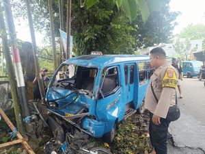 Angkot di Ambon Tabrak 2 Pemotor gegara Rem Blong, 6 Orang Luka Angkot di Ambon Tabrak 2 Pemotor gegara Rem Blong, 6 Orang Luka
