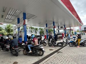 Marak Pengepul BBM Pertalite di Sumba Timur Bikin Antrean Panjang di SBPU Marak Pengepul BBM Pertalite di Sumba Timur Bikin Antrean Panjang di SBPU