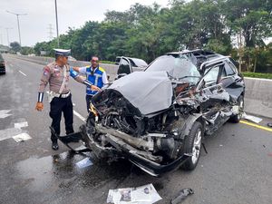 Ringsek! BMW Ngebut di Tol Surabaya-Gempol Tabrak Brio hingga Terlempar