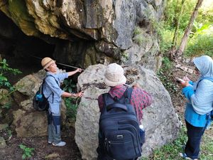 Menguak Batu Ikan hingga Gua Harta Karun di Gunung Karang Sukabumi Menguak Batu Ikan hingga Gua Harta Karun di Gunung Karang Sukabumi
