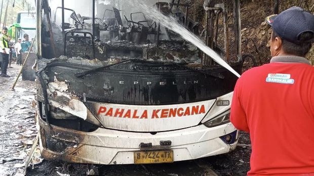 Bus Pahala Kencana yang terbakar jago di Bangkalan.