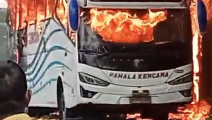 Bus Pahala Kencana yang terbakar jago di Bangkalan. Bus Pahala Kencana yang terbakar jago di Bangkalan.