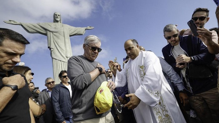 This handout picture released by the Brazilian Football Confederation (CBF) shows the new coach of the Brazilian national football team, Italian Carlo Ancelotti (C-L), gesturing next to Father Omar Raposo (C-R) during a visit to the statue of Christ the Redeemer in Rio de Janeiro, Brazil on May 31, 2025. Ancelotti will make his debut in charge of the Brazilian national team on June 5 against Ecuador in Quito. (Photo by Rafael Ribeiro / Brazilian Football Confederation / AFP) / RESTRICTED TO EDITORIAL USE - MANDATORY CREDIT 
