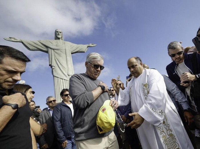 This handout picture released by the Brazilian Football Confederation (CBF) shows the new coach of the Brazilian national football team, Italian Carlo Ancelotti (C-L), gesturing next to Father Omar Raposo (C-R) during a visit to the statue of Christ the Redeemer in Rio de Janeiro, Brazil on May 31, 2025. Ancelotti will make his debut in charge of the Brazilian national team on June 5 against Ecuador in Quito. (Photo by Rafael Ribeiro / Brazilian Football Confederation / AFP) / RESTRICTED TO EDITORIAL USE - MANDATORY CREDIT 