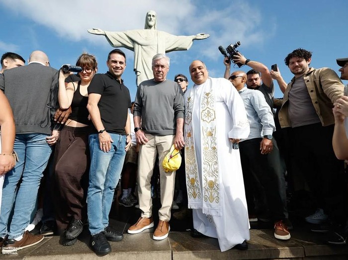 Pelatih baru Timnas Brasil, Carlo Ancelotti, mendapat berkat di depan Patung Yesus Sang Penebus, Rio de Janeiro.