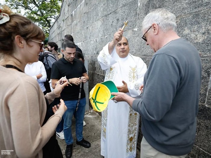 Pelatih baru Timnas Brasil, Carlo Ancelotti, mendapat berkat di depan Patung Yesus Sang Penebus, Rio de Janeiro.