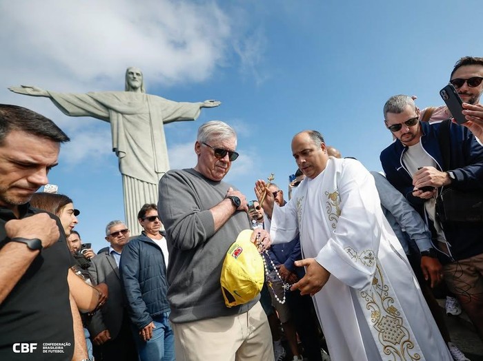 Pelatih baru Timnas Brasil, Carlo Ancelotti, mendapat berkat di depan Patung Yesus Sang Penebus, Rio de Janeiro.