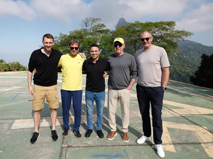 Pelatih baru Timnas Brasil, Carlo Ancelotti, mendapat berkat di depan Patung Yesus Sang Penebus, Rio de Janeiro.