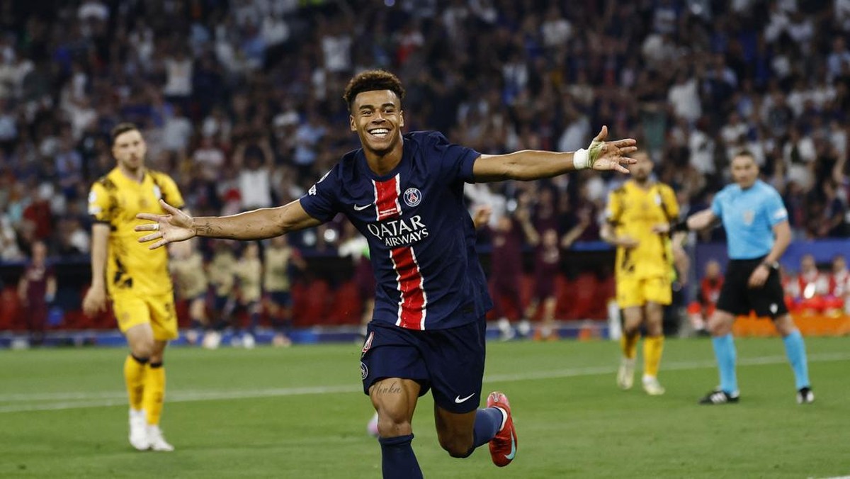 2 pemuda Belgia menyusup demi nonton gratis final Liga Champions. (Foto: REUTERS/Stephanie Lecocq)