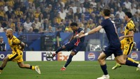 PSG menggandakan keunggulan di menit ke-20. Ousmane Dembele memindahkan bola dari sayap kiri ke sayap kanan yang disambut dengan sepakan voli Desire Doue. (Foto: AFP/ODD ANDERSEN)
