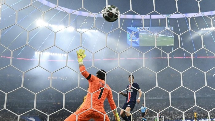 FBL-EUR-C1-PSG-INTER-FINAL Inter Milan's Swiss goalkeeper #01 Yann Sommer fails to stop the ball by Paris Saint-Germain's French midfielder #14 Desire Doue to concede a goal during the UEFA Champions League final football match between Paris Saint-Germain (PSG) and Inter Milan in Munich, southern Germany on May 31, 2025. (Photo by Marco BERTORELLO / AFP)