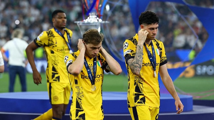 Inter Milan Soccer Football - Champions League - Final - Paris St Germain v Inter Milan - Allianz Arena, Munich, Germany - May 31, 2025 Inter Milans Nicolo Barella and Alessandro Bastoni look dejected after collecting their runners up medals REUTERS/Kai Pfaffenbach
