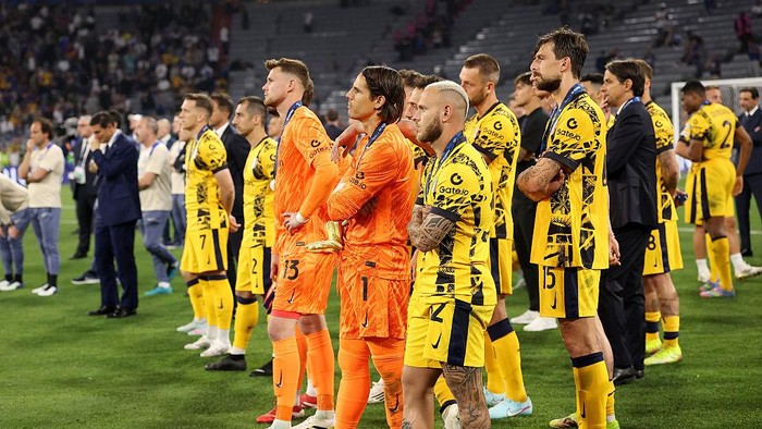 MUNICH, GERMANY - MAY 31: Players of FC Internazionale look dejected, while wearing their runners up medals after the UEFA Champions League Final 2025 between Paris Saint-Germain and FC Internazionale Milano at Munich Football Arena on May 31, 2025 in Munich, Germany. (Photo by Maja Hitij - UEFA/UEFA via Getty Images)
