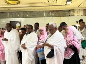 Video: Momen Khusyuk Jemaah Aida Tourindo Jalani Umrah di Makkah Video: Momen Khusyuk Jemaah Aida Tourindo Jalani Umrah di Makkah