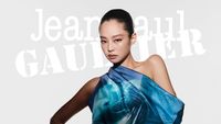 7 Gaya Chic Jennie BLACKPINK Jadi Muse Rumah Mode Jean Paul Gaultier