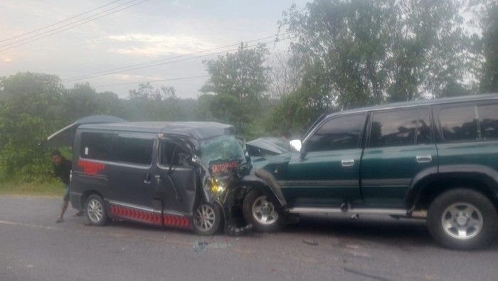 Kecelakaan ajal melibatkan Toyota Land Cruiser vs ambulans di Jalan Lintas Timur, Pelalawan, Riau, pada Minggu (1/6/2025) pagi. Dua orang tewas dalam insiden ini. Kronologi Gesekan Ambulans