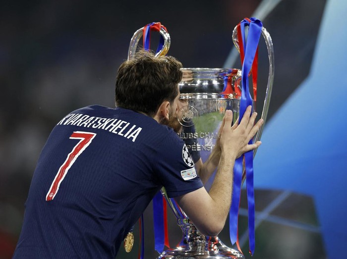 Soccer Football - Champions League - Final - Paris St Germain v Inter Milan - Allianz Arena, Munich, Germany - May 31, 2025 Paris St Germain's Khvicha Kvaratskhelia celebrates with the trophy after winning the Champions League REUTERS/Peter Cziborra