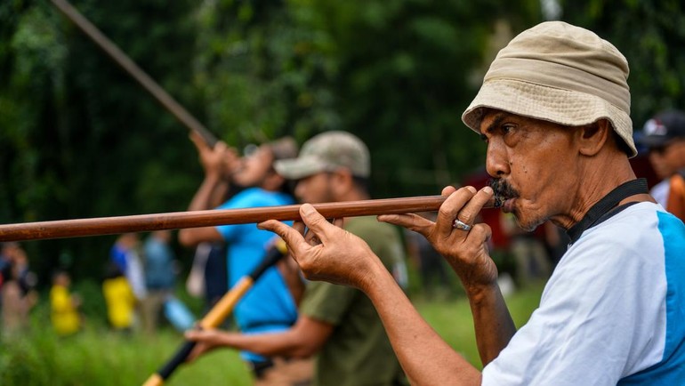 Peserta mengikuti lomba sumpitan dalam kompetisi olahraga masyarakat di Monumen Perjuangan, Bandung, Jawa Barat, Minggu (1/6/2025). Foto: ANTARA FOTO/RAISAN AL FARISI