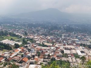 Kerusakan Alam di Balik Gemerlap Wisata Lembang Kerusakan Alam di Balik Gemerlap Wisata Lembang