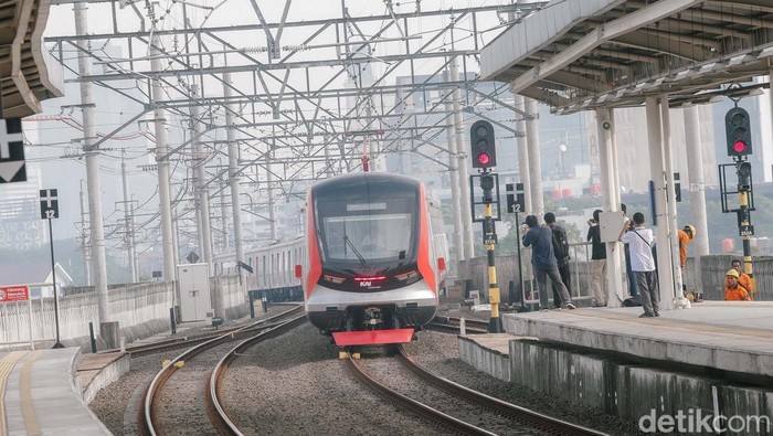 KRL Dari China Mulai Beroperasi Hari ini Layani Jalur Bogor dan Cikarang. PT KAI Commuter (KCI) pagi ini mulai mengoperasikan kereta rel listrik (KRL) Commuter Line baru. Setidaknya ada sekitar 3 unit gres yang mulai dioperasikan sejak pagi ini, Minggu (1/6/2025).